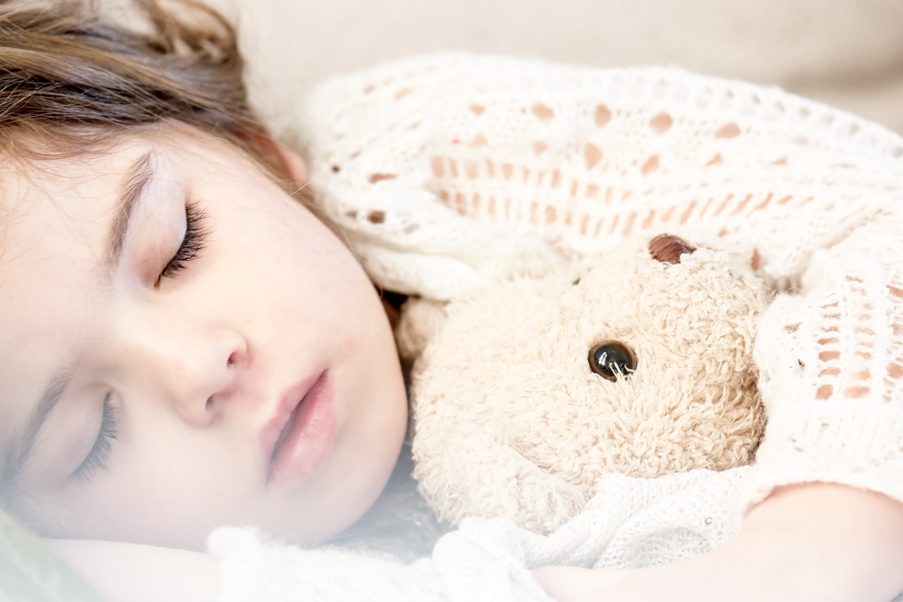 enfant qui dort avec peluche